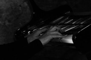 LA MAIN AU PIANO. CHRISTINE JEANDROZ. CJ CREATION