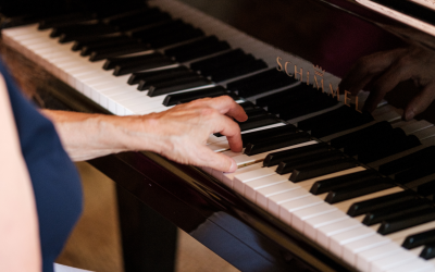 Travailler la main gauche au piano