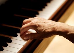 Cours de piano en ligne et tutoriels : 3 différences en 2025